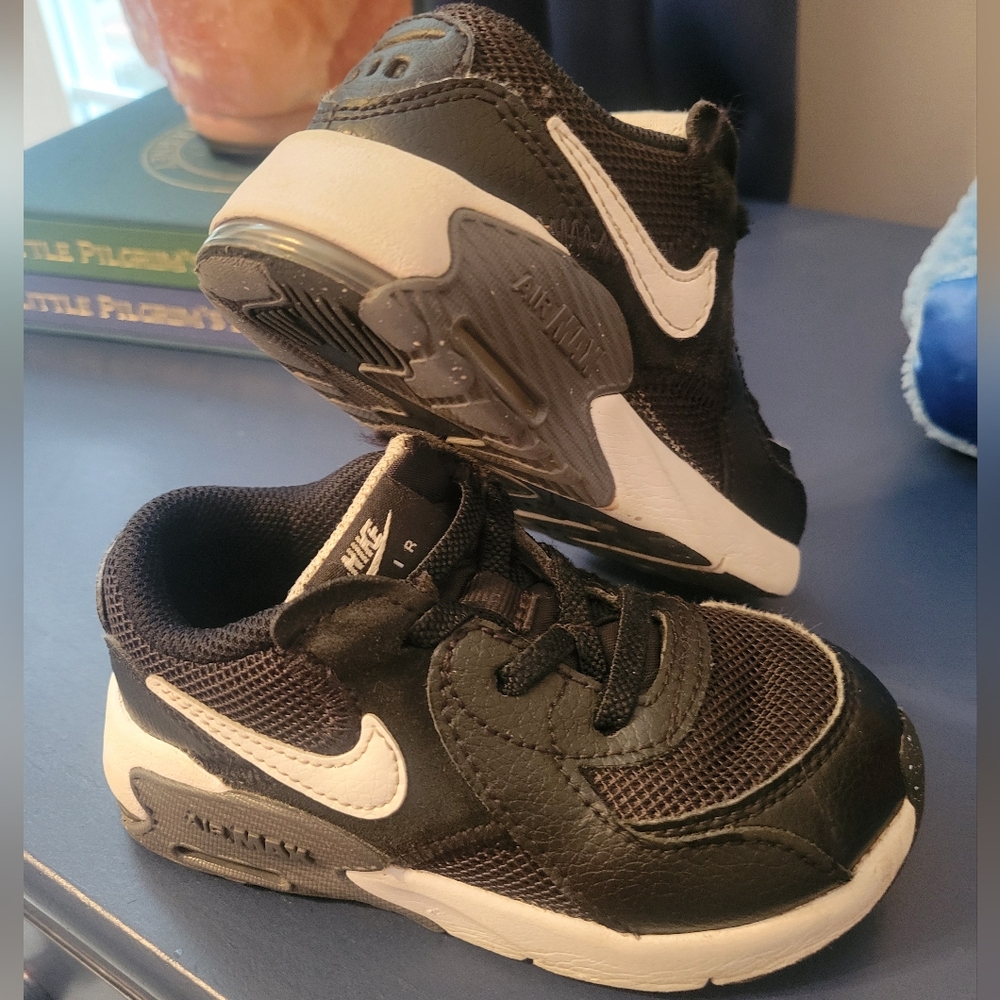 Black Nike toddler 8c air max sneakers